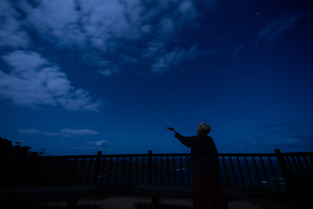 星空を見上げる